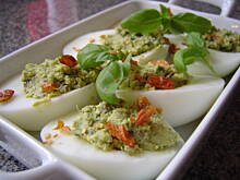 Fot. sanella*, Jajka faszerowane zielonym pesto sanelli
