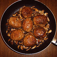 Klopsy z niespodzianką w pieczarkach wg M&Ł