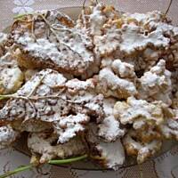 Kwiaty robinii i bzu czarnego w cieście