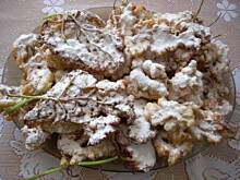 Fot. izeczka, Kwiaty robinii i bzu czarnego w cieście