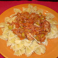 Makaron z tuńczykiem i oliwkami