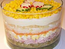 Fot. megii013, Sałatka warstwowa z szynką