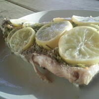 Cytrynowy łosoś pieczony z pietruszką czosnkiem kasiuli