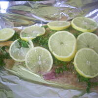 Cytrynowy łosoś pieczony z pietruszką czosnkiem kasiuli