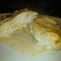 Piersi z kurczaka w sosie śmietanowo-majonezowym  z dodatkami pyszny!