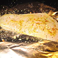 Pieczona ryba z chrupiącymi warzywami i sosem śmietanowo - szafranowym