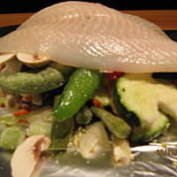 Pieczona ryba z chrupiącymi warzywami i sosem śmietanowo - szafranowym