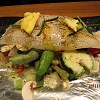 Pieczona ryba z chrupiącymi warzywami i sosem śmietanowo - szafranowym