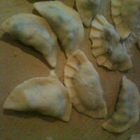 Pierogi z jabłkami, cynamonem i rodzynkami