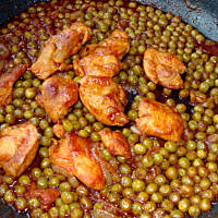 Indyk w pomidorach z groszkiem