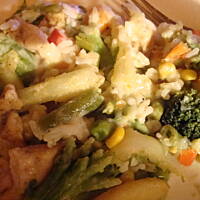 Drobiowe piersi z warzywami i ryżem pod beszamelem