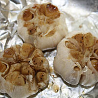 Imprezowe Kanapeczki z Pieczonym Czosnkiem i Serkiem Brie