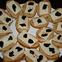 Imprezowe Kanapeczki z Pieczonym Czosnkiem i Serkiem Brie