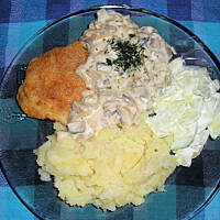 Pierś z kurczaka z sosem pieczarkowym