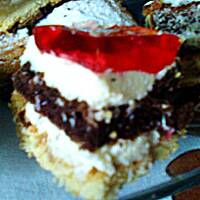 Biszkoptowy przekładaniec z masą kokosową