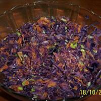 Surówka z czerwonej kapusty - prosta i smaczna.