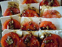 Fot. Mika K, Pomidory z fetą i sosem sojowym