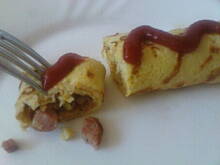 Fot. halus, Naleśniki na szybko z kiełbaską i cebulką.