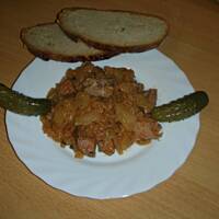Bigos "włoski" z kiszonymi ogórkami