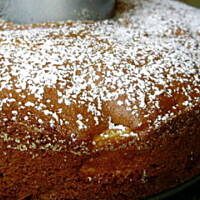 Miodowe ciasto z jabłkami i orzechami