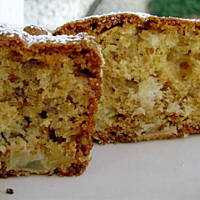 Miodowe ciasto z jabłkami i orzechami