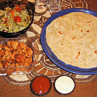 Burrito z kurczakiem, sałatką i sosami wg M&Ł