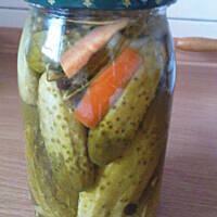 Śledziki z cebulką i czosnkiem.