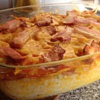 Zapiekanka z kiełbasą i boczkiem