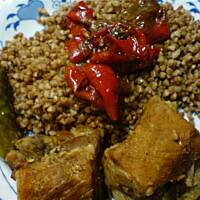 Boczek duszony z kaszą gryczana wg Różyczki