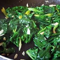 Cytrusowy łosoś posadzony na szpinaku