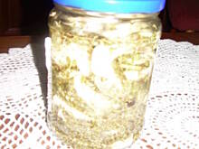 Fot. majolika, Śledzie z czosnkiem majerankiem  i jałowcem