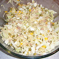 Sałatka z makaronu chińskiego i tuńczykiem