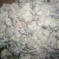 Sałatka z twarogu z szynką i śliwkami w  czosnkowo miodowym sosie kasiuli