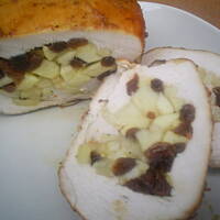 Indyk z nadzieniem jabłkowo gruszkowym z rodzynkami i orzechami kasiuli