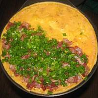 Omlet z szynką, serem i szczypiorkiem