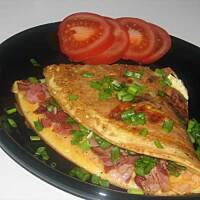 Omlet z szynką, serem i szczypiorkiem