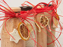 Fot. Wkn, Butelki sznurkiem dekorowane