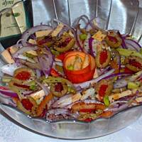 Sałatka z czerwoną cebulą i żółtym serem wg Różyczki