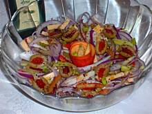 Fot. niebieska-różyczka, Sałatka z czerwoną cebulą i żółtym serem wg Różyczki