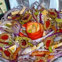 Sałatka z czerwoną cebulą i żółtym serem wg Różyczki