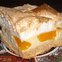 Puszysty sernik z brzoskwiniami