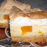 Puszysty sernik z brzoskwiniami