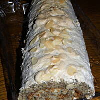 Rolada makowa z miodem i migdałami