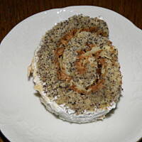 Rolada makowa z miodem i migdałami