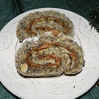 Rolada makowa z miodem i migdałami