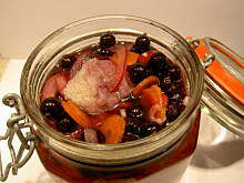Fot. tineczka, Sledzie marynowane z czarna porzeczka i anyzem gwiazdkowym