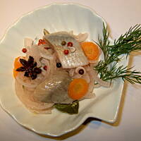 Sledzie marynowane po szwedzku z  pieprzami i  cebulami