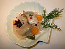 Fot. tineczka, Sledzie marynowane po szwedzku z  pieprzami i  cebulami