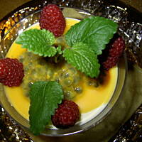 Mousse z białą czekoladą i owocami