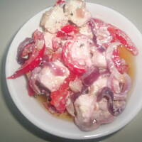 Feta marynowana w papryce ziołach czosnku i cebuli kasiuli